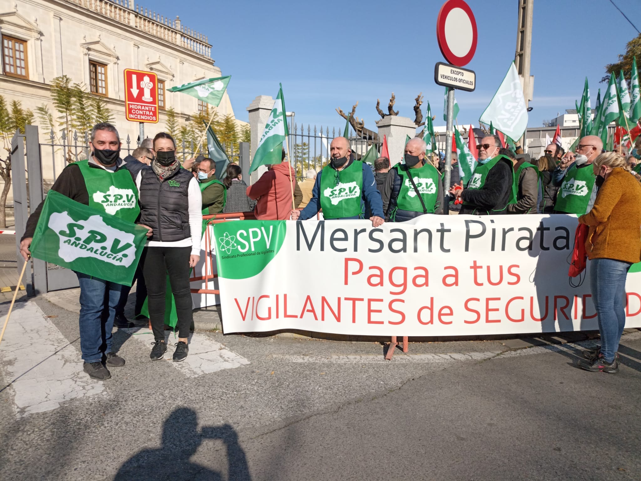 La protesta de los vigilantes de seguridad a las puertas del Parlamento de Andalucía.